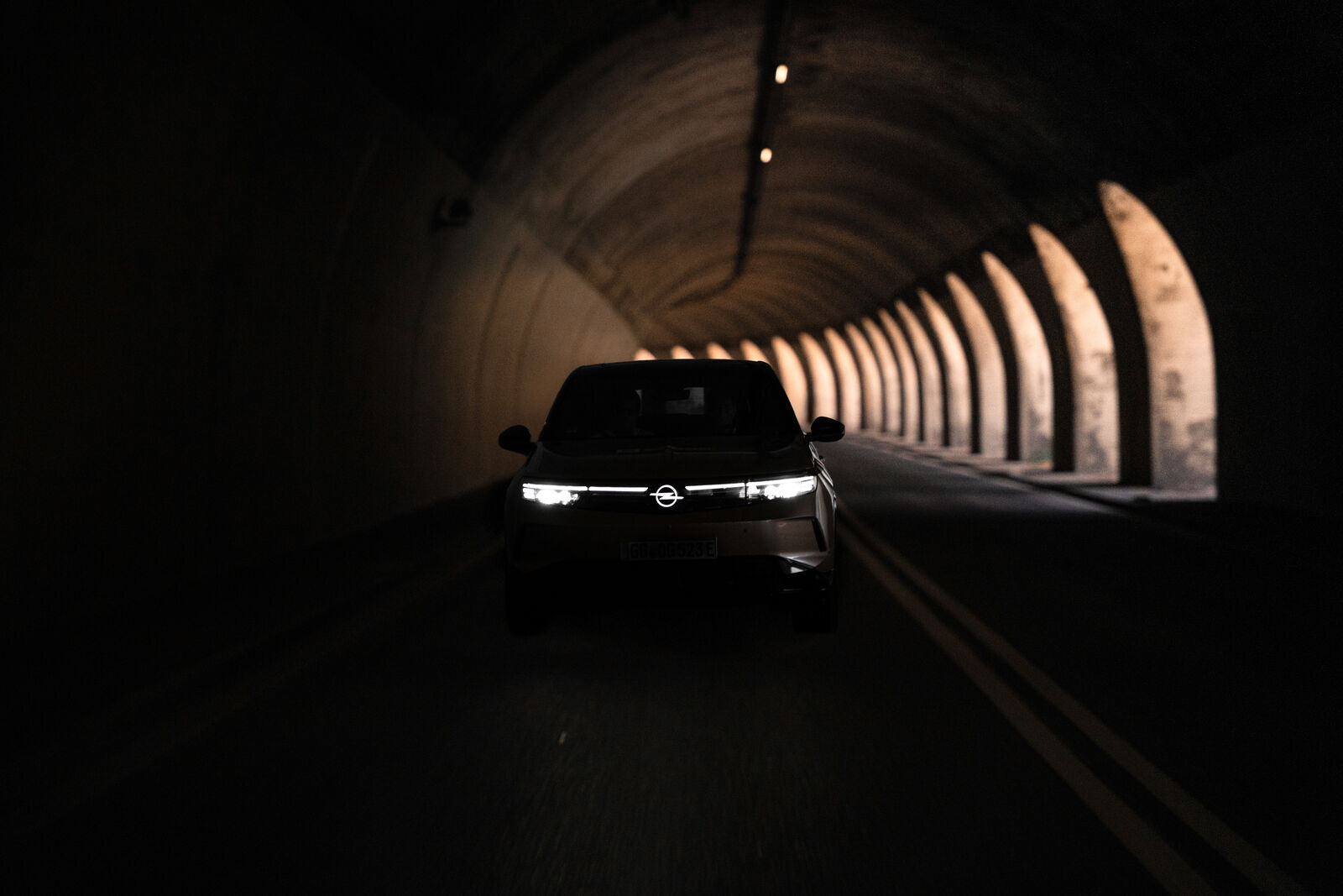 Elektroauto bei Nacht im Tunnel während der ED1000